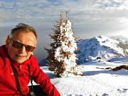 63 Abeti vestiti di bianca neve ghiacciata